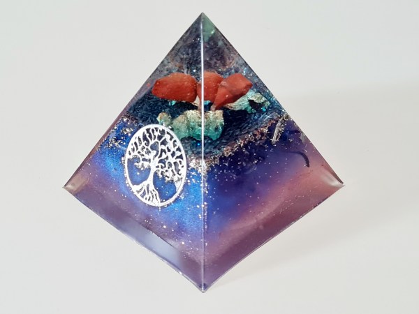 Orgonite pyramide jaspe rouge violette arbre de vie 